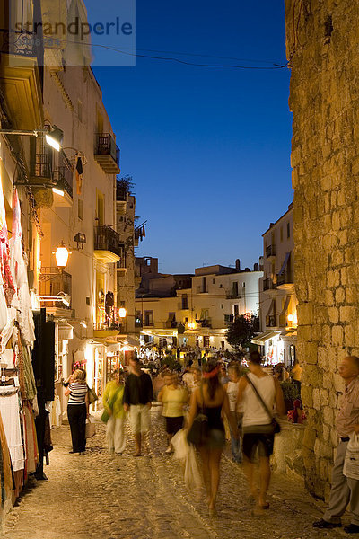 Fußgänger in der Altstadt von Ibiza Stadt  Ibiza  Spanien