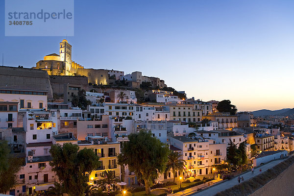 Blick auf die Altstadt Dalt Vila  Ibiza Stadt  Ibiza  Spanien  Erhöhte Ansicht