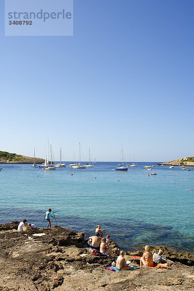 Touristen an der Küste von Portinatx  Ibiza  Spanien  Erhöhte Ansicht