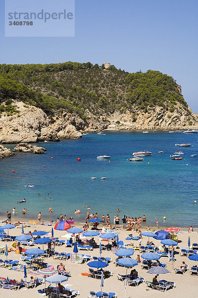 Touristen am Strand von Puerto de San Miguel  Ibiza  Spanien  Erhöhte Ansicht