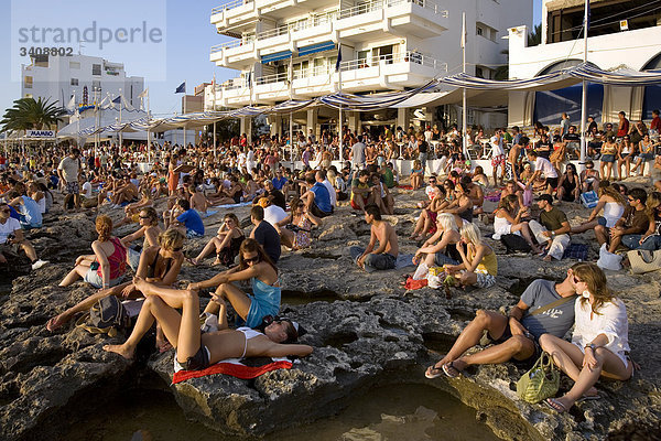 Menschenmenge vor dem Cafe del Mar  Sant Antoni de Portmany  Ibiza  Spanien