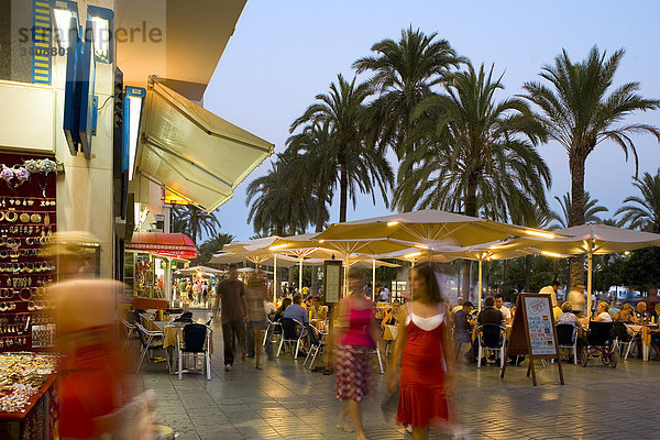 Restaurants an einer Promenade  Sant Antoni de Portmany  Ibiza  Spanien