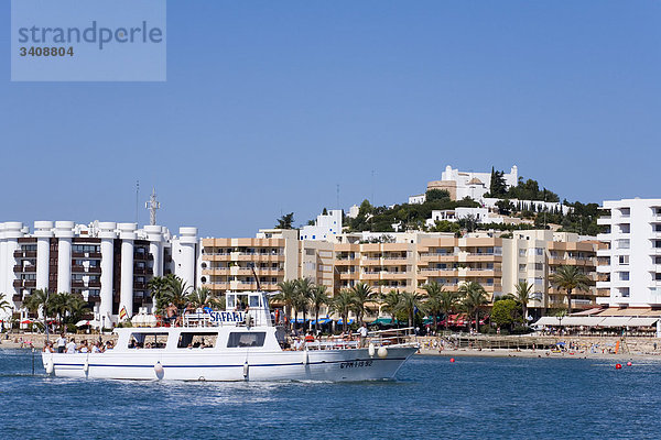 Boot mit Touristen vor der Küste von Santa Eularia des Riu  Ibiza  Spanien  Erhöhte Ansicht