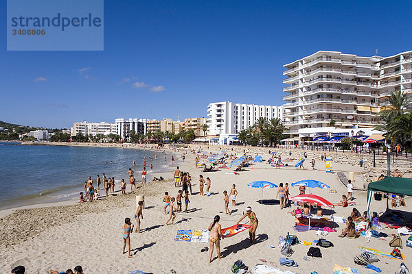Touristen am Strand von Santa Eularia des Riu  Ibiza  Spanien  Erhöhte Ansicht