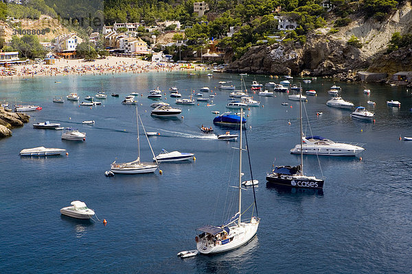 Boote in der Bucht von Cala Vadella  Ibiza  Spanien  Erhöhte Ansicht