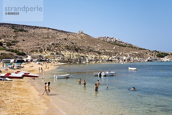 Touristen am Strand  Gnejna Bay  Malta  Erhöhte Ansicht