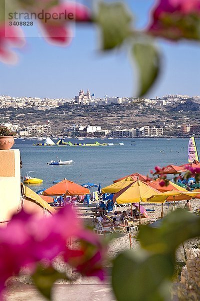 Blick auf Touristen am Strand  Mellieha Bay  Malta