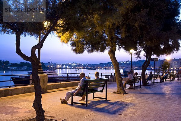 Fußgänger auf einer Promenade in Sliema  Malta