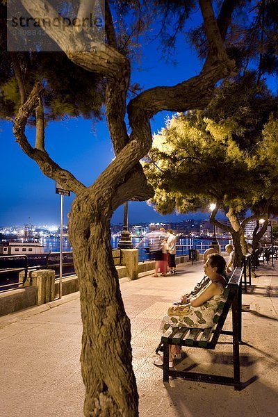 Fußgänger auf einer Promenade in Sliema  Malta