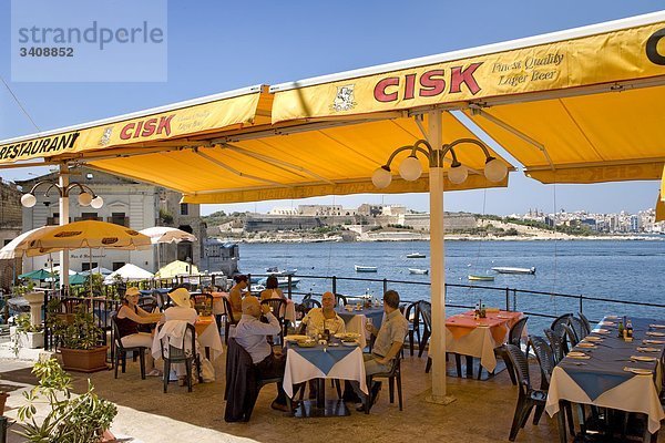 Menschengruppe in einem Restaurant an der Küste  Valletta  Malta