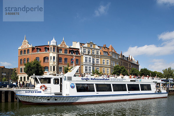 Schiff mit Touristen im Hafen von Stralsund  Deutschland