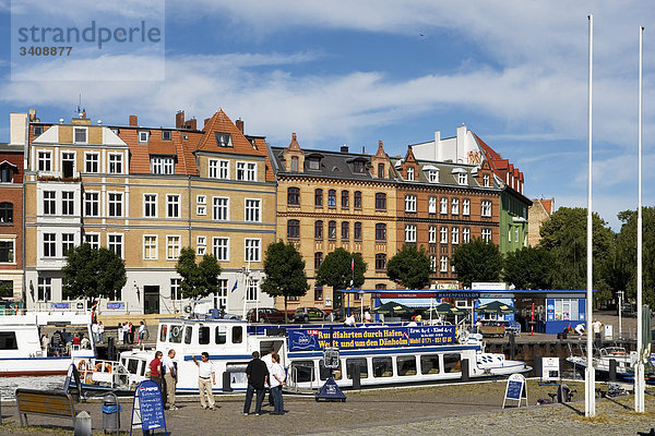 Touristen im Hafen von Stralsund  Deutschland