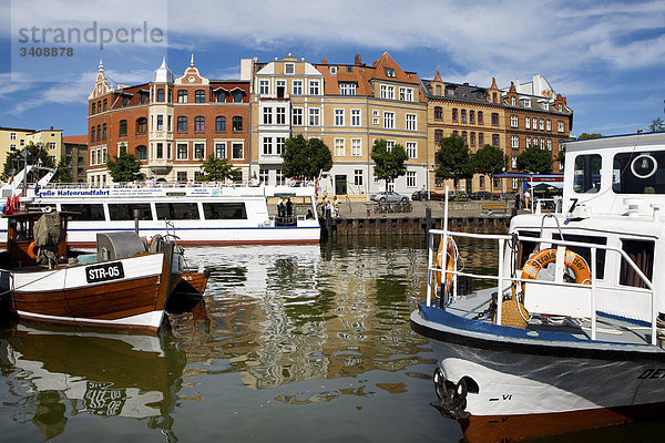 Schiffe und Boote im Hafen von Stralsund  Deutschland