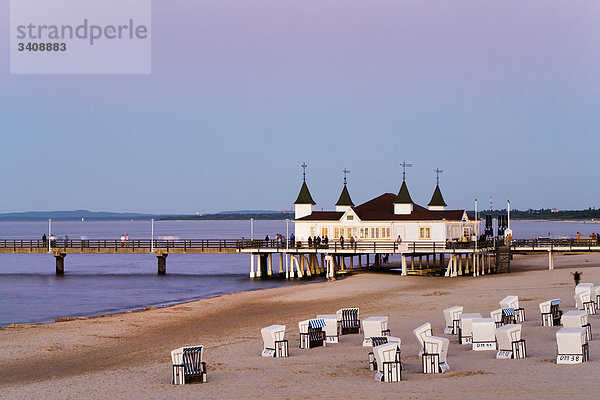 Blick auf die Ahlbecker Seebrücke  Strandkörbe im Vordergrund  Usedom  Deutschland  Erhöhte Ansicht