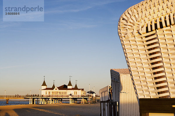 Blick auf die Ahlbecker Seebrücke  Strandkörbe im Vordergrund  Usedom  Deutschland