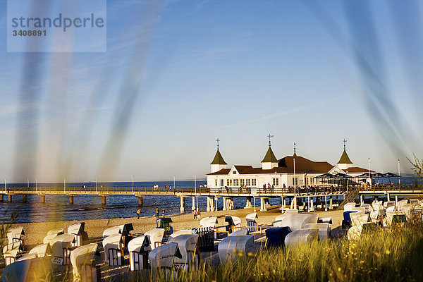 Blick auf die Ahlbecker Seebrücke und Strandkörbe  Usedom  Deutschland