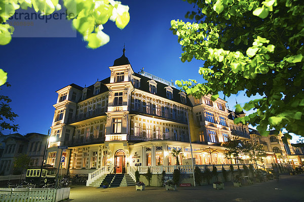 Hotel Ahlbecker Hof bei Nacht  Ahlbeck  Usedom  Deutschland  Flachwinkelansicht