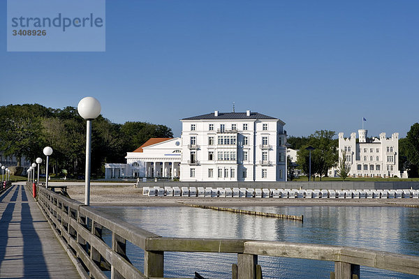 Blick über einen Steg auf das Kempinski Grand Hotel  Heiligendamm  Bad Doberan  Deutschland