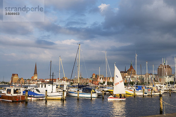 Blick über die Warnow auf die Altstadt von Rostock  Deutschland