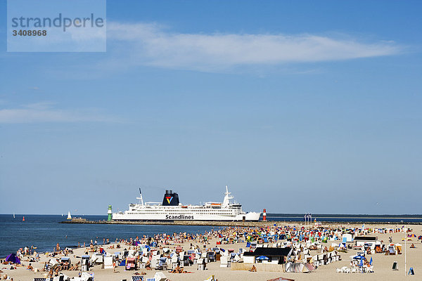 Touristen am Strand in Warnemünde  Fähre im Hintergrund  Rostock  Deutschland  Erhöhte Ansicht