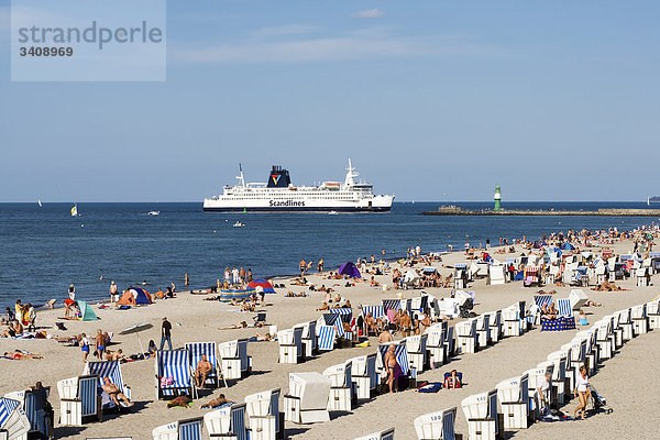 Touristen am Strand in Warnemünde  Fähre im Hintergrund  Rostock  Deutschland  Erhöhte Ansicht