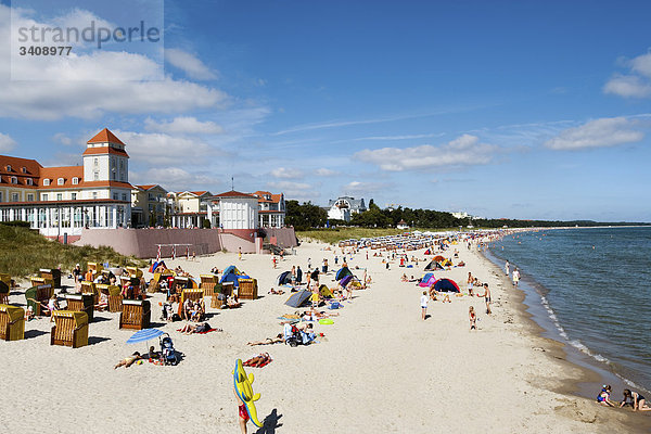 Touristen am Strand von Binz  Kurhaus im Hintergrund  Rügen  Deutschland  Erhöhte Ansicht