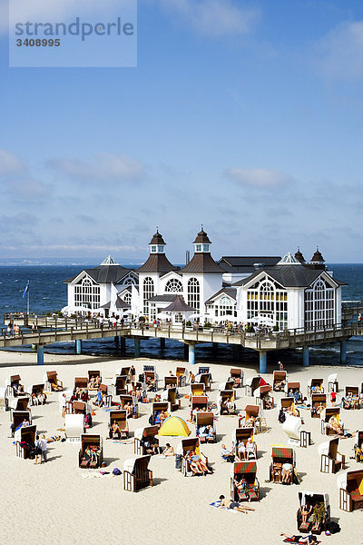 Touristen am Strand  Seebrücke von Sellin im Hintergrund  Rügen  Deutschland  Erhöhte Ansicht