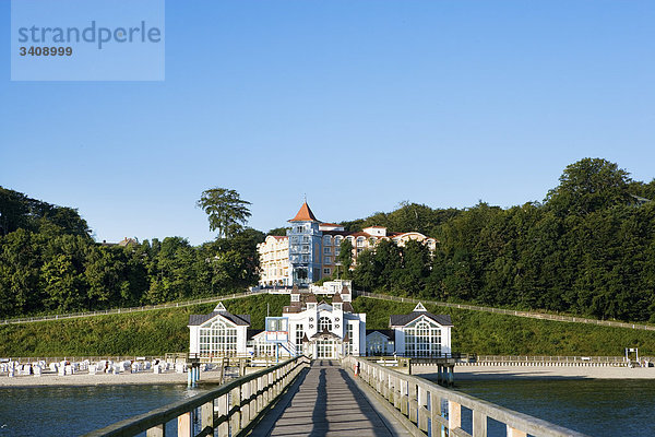 Seebrücke von Sellin  Rügen  Hotel im Hintergrund  Deutschland