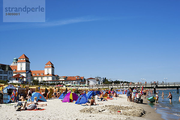Touristen am Strand von Binz  Kurhaus im Hintergrund  Rügen  Deutschland