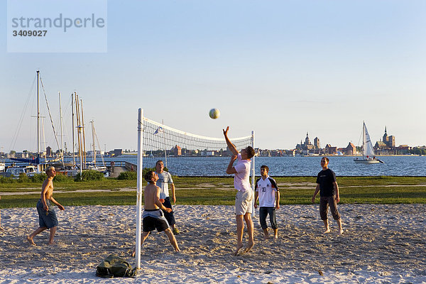 Beachvolleyballspieler in Altefähr  Stralsund im Hintergrund  Rügen  Deutschland