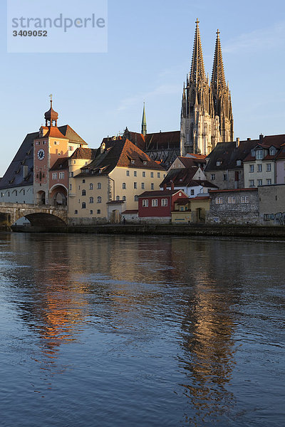 Donau und Altstadt von Regensburg  Deutschland