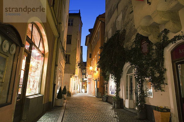 Gasse in der Altstadt von Regensburg  Deutschland
