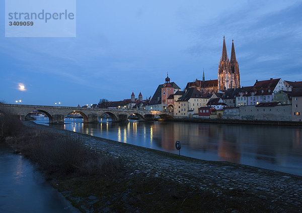 Steinerne Brücke und Altstadt von Regensburg  Deutschland