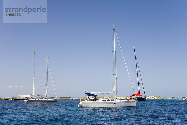 Boote auf dem Meer  Formentera  Balearen  Spanien