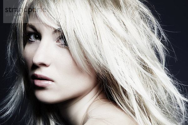 Junge Frau mit langen blonden Haaren  Portrait