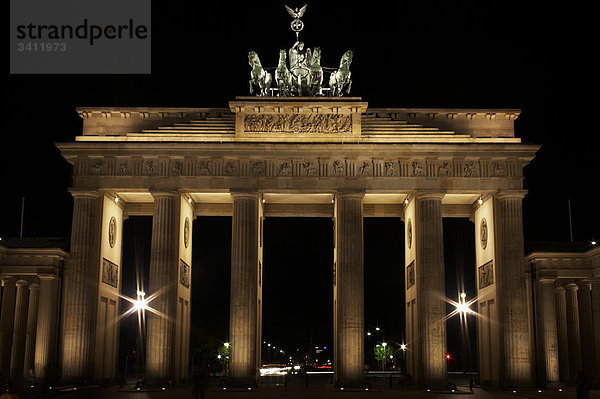 Brandenburger Tor bei Nacht  Berlin  Deutschland  Europa