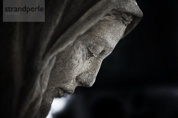 Skulptur einer Madonna auf einem Grab  Detail