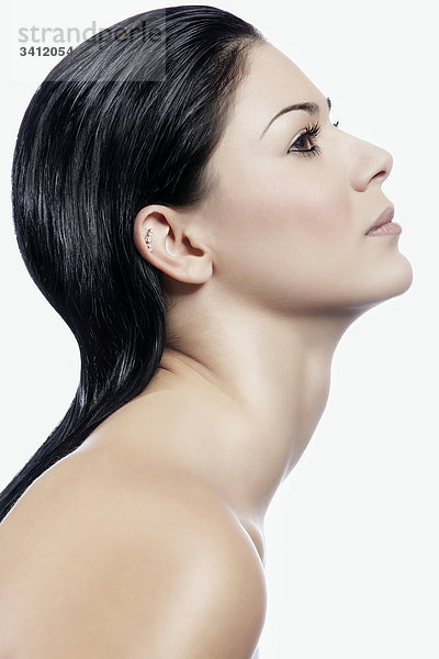 Junge Frau mit schwarzen Haaren  Profil