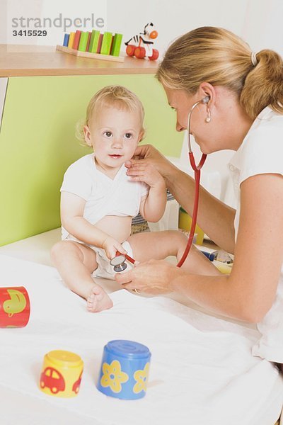 Kinder beim Kinderarzt