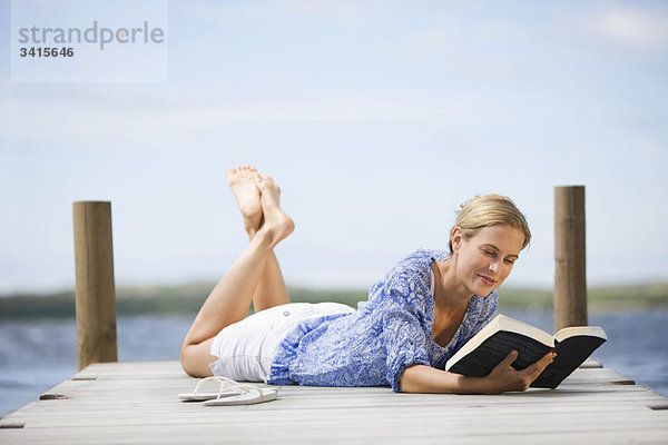 Frau beim Lesen eines Buches