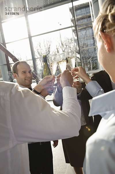 Glückliche Geschäftsleute mit Champagner