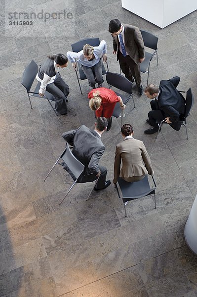 Gruppe von Menschen im Kreis sitzend