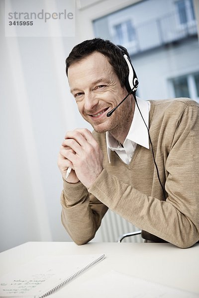 Männlicher Call-Center-Agent lächelt