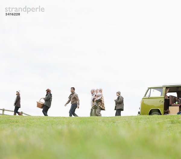 Familie auf dem Weg zum Picknick