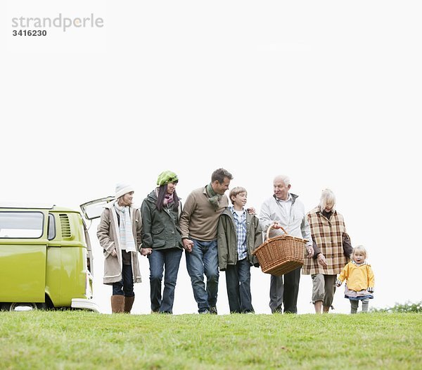 Familie auf dem Weg zum Picknick