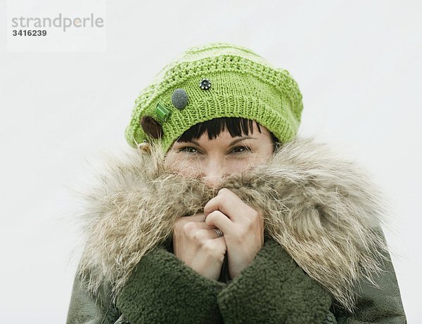 Porträt einer Frau in Winterkleidung