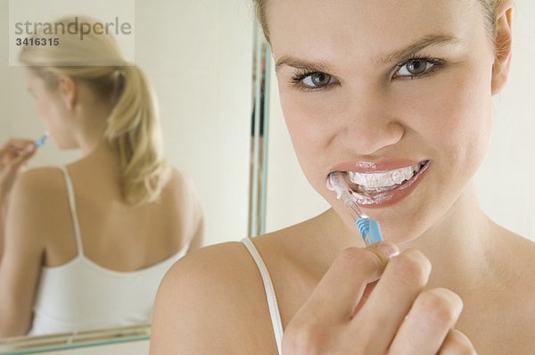 Weibliche Schönheit Zähne putzen