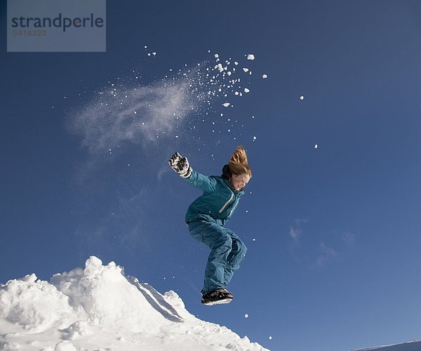 Mädchen springen im Schnee