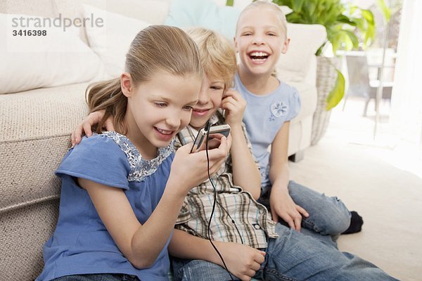 Kinder spielen mit einem MP3-Player