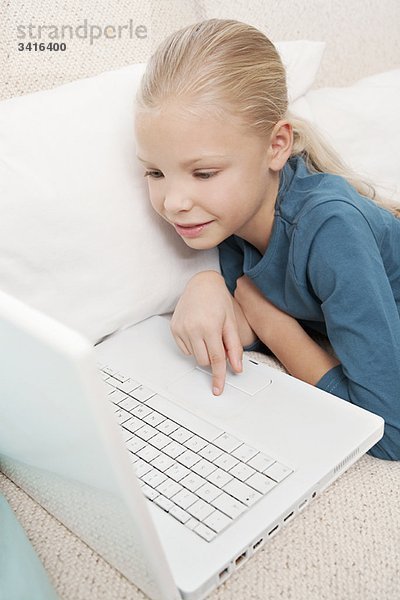 Mädchen mit einem Laptop